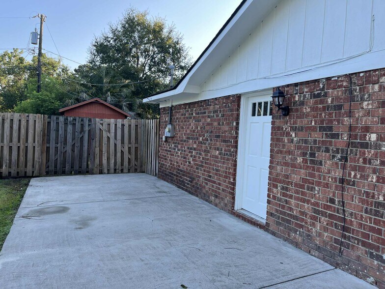 Building Photo - 503 W Tietgen St