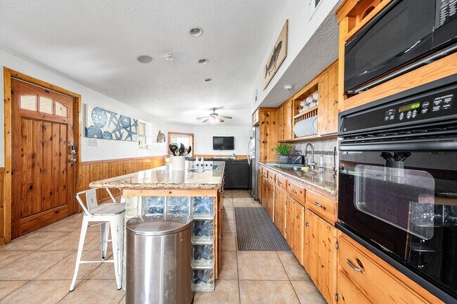 Building Photo - 302 Palm Dr