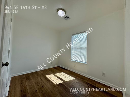 Building Photo - 944 SE 14th St