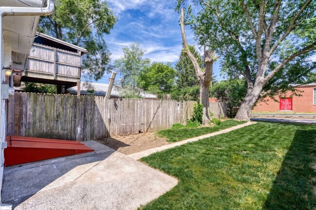 Building Photo - Newly Renovated 3 Bedroom, 1 Bathroom Townhouse