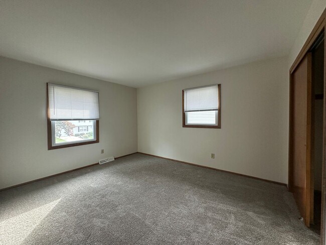 Building Photo - Spacious Townhouse in Greenfield!
