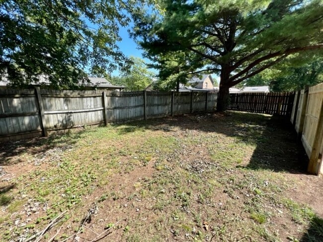 Building Photo - 2 Bed/1.5 Bath Towhome on Cul-De-Sac, *Backyard Privacy Fence*