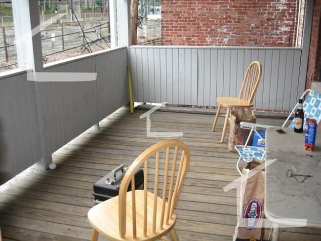 Building Photo - Great 4 Bed Perfect for BU