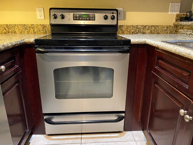 Kitchen appliances - 3731 37th St