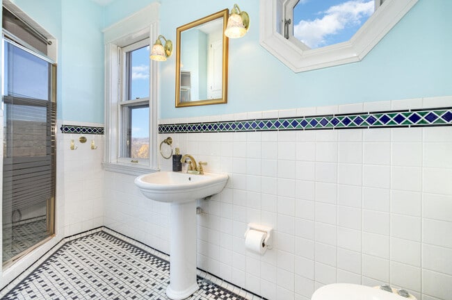 Building Photo - 1030 Vine St