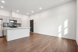 Building Photo - 472 Roxborough Ave