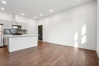 Building Photo - 472 Roxborough Ave