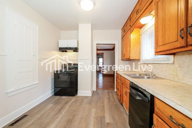 Building Photo - 1420 S 33 St