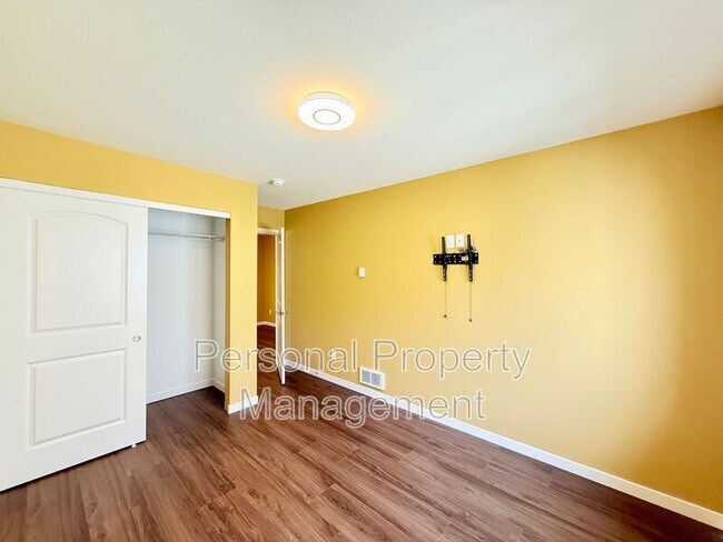 Building Photo - 5711 NE 74th Ct