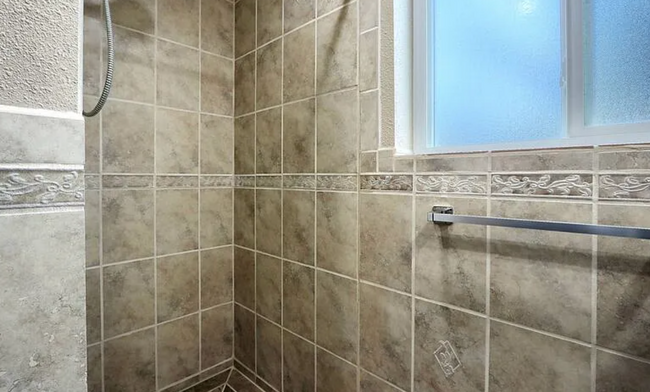 Building Photo - Charming & Spacious 5-Bedroom Home! Detach...
