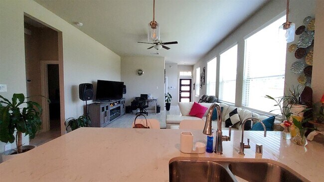 Building Photo - 305 Rise Ln