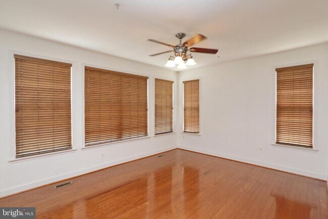 Building Photo - 1028 Llano Dr
