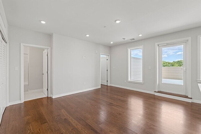 Building Photo - 267 Old Colony Ave