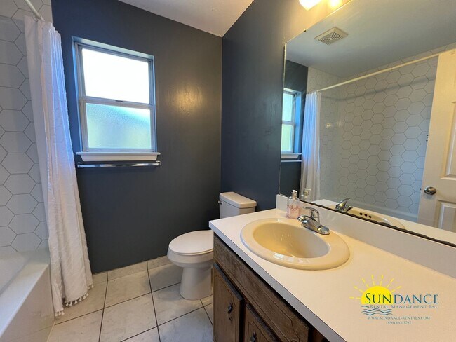 Building Photo - Gorgeous 3 Bedroom Home in Crestview!