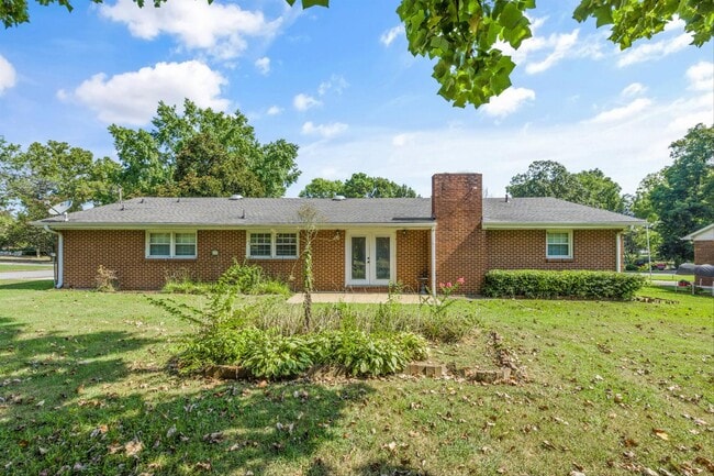 Building Photo - 600 Gale Ln