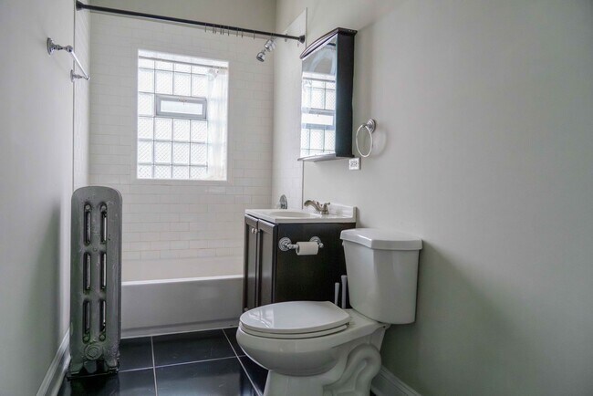 Building Photo - Ravenswood Manor - 2 Bed / 1 Bath - Heat I...