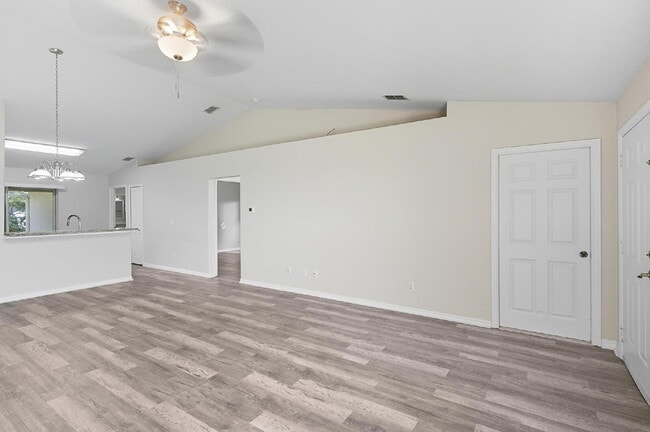 Building Photo - Popular Palm Harbor location