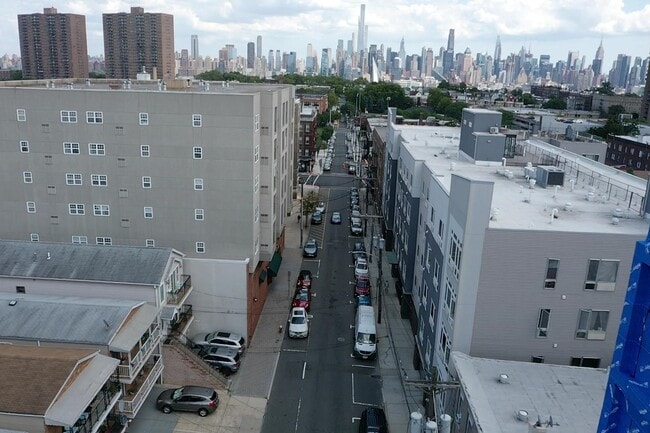 Building Photo - 318 54th St