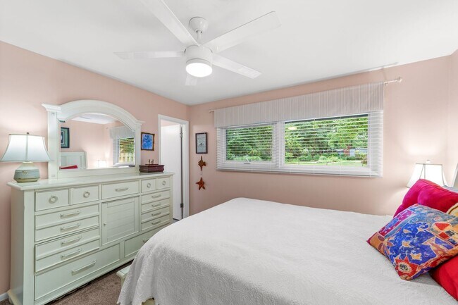 Building Photo - Fantastic 4-Bedroom with Updated Kitchen &...