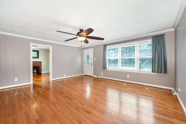 Building Photo - Two Bedroom Farmhouse with LARGE Bonus Room
