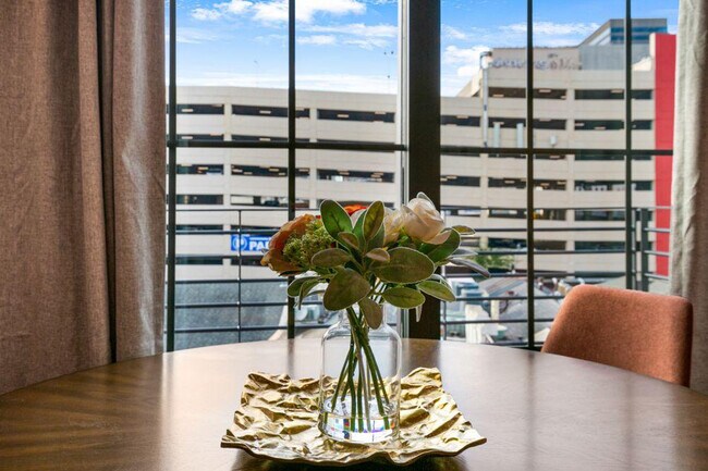 Building Photo - 611 Commerce St