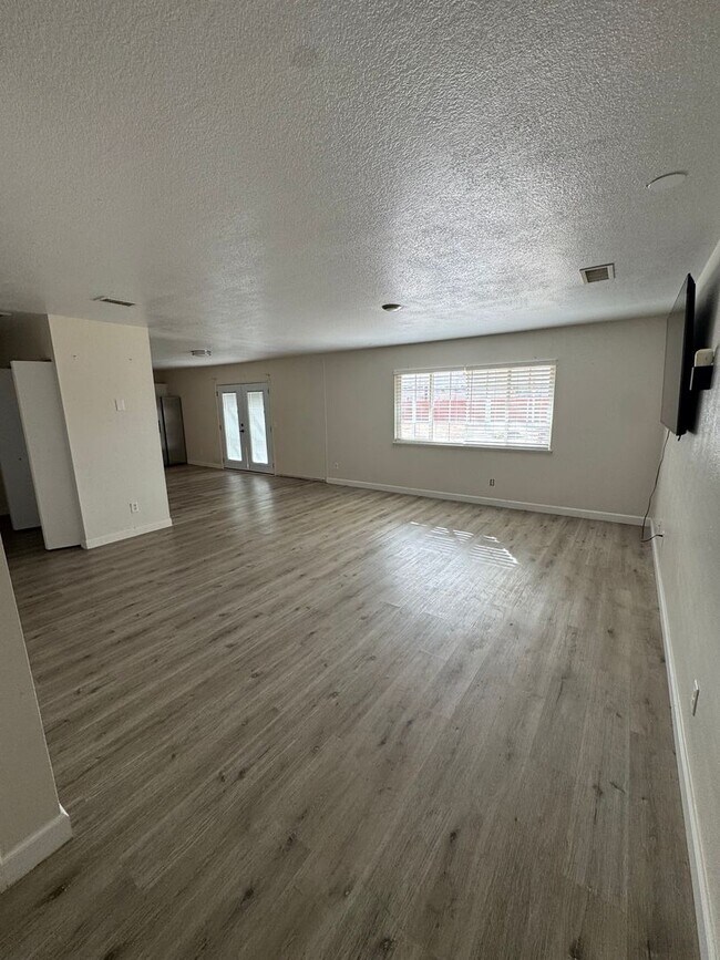 Building Photo - 2 bed/ 1 bath home / large yard / central located / Available Now!!