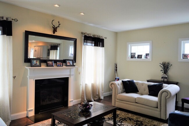 Building Photo - Spacious Four-Bedroom House in the Heart o...