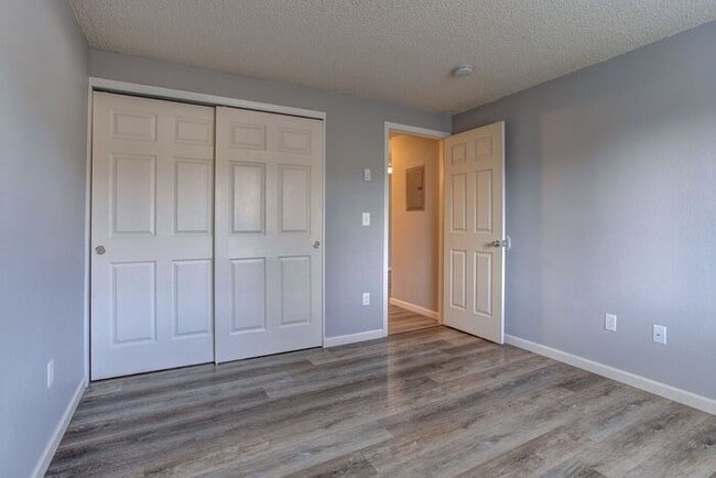 Building Photo - 2 bedroom 1 bath close to local shops!! 1st Month FREE!!!