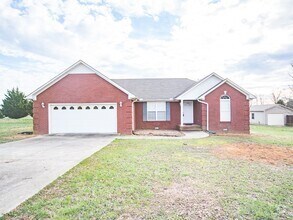 Building Photo - Beautiful full brick home!