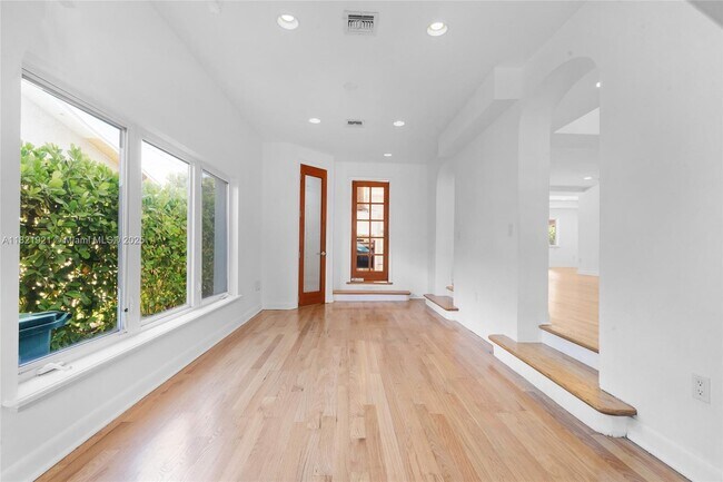 Building Photo - 527 SW 20th Rd
