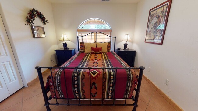 Building Photo - 3 Bedroom House by the Golf Course Fully Furnished