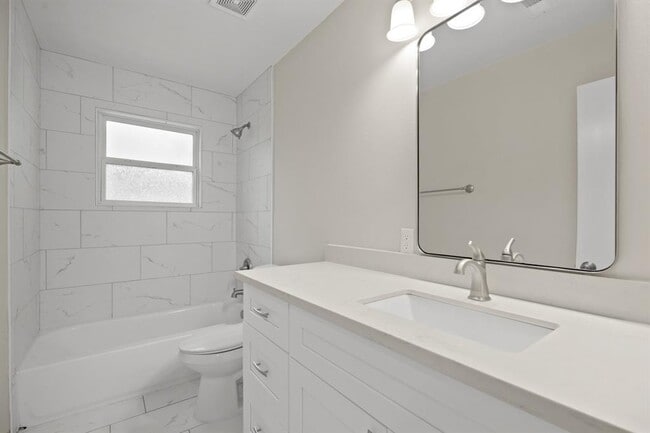 Building Photo - 2122 Stadium Dr