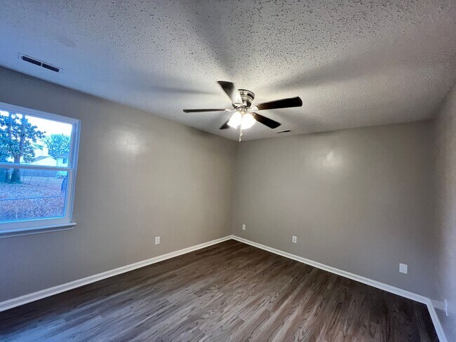 Building Photo - Four bedroom home in Norfolk - Beautiful Backyard