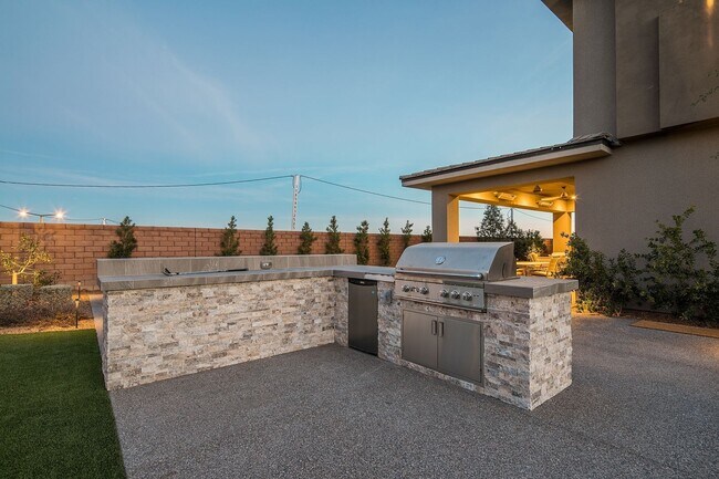 Building Photo - Luxury Home located in The Ridges of Summe...
