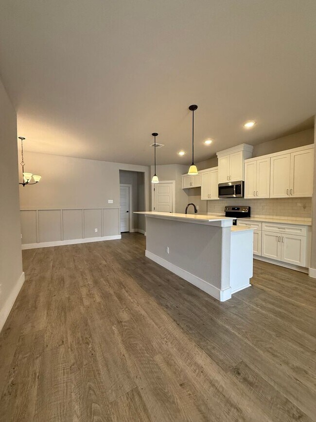 Building Photo - 3/2/2 GODLEY ISD - CUSTOM Upgrades Pets Welcome Commuter Friendly