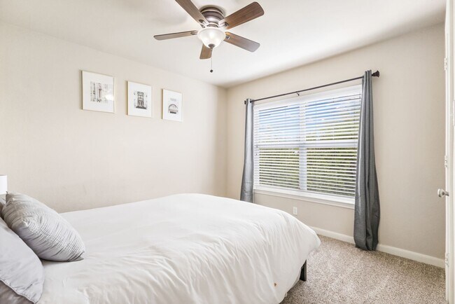 Building Photo - Charming Home Awaits: Spacious & Modern Living in a Prime Location