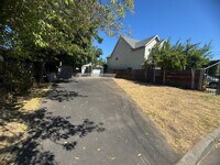 Building Photo - 1 Bedroom 1 Bath Home with a Large Outdoor Space