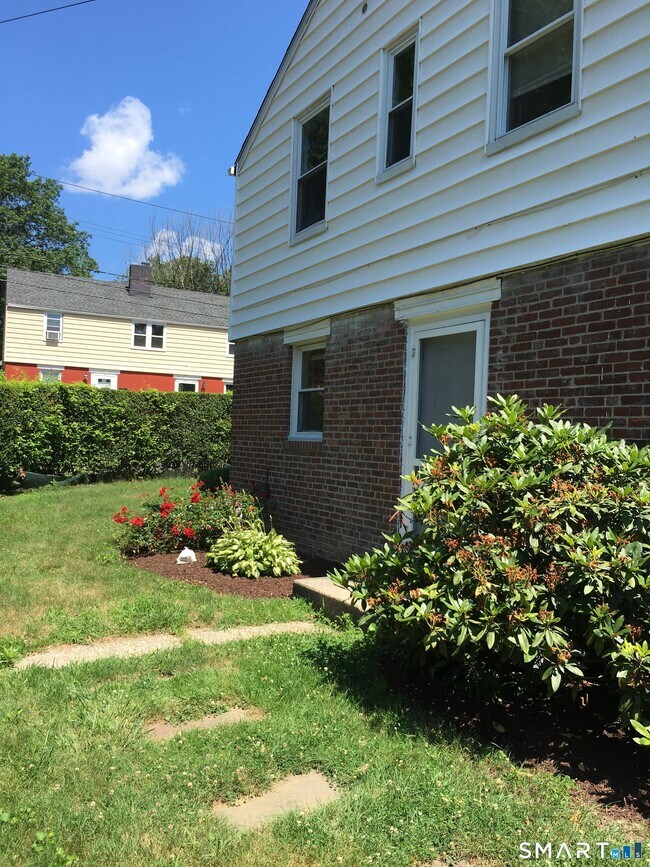 Building Photo - 8 High Ridge Dr
