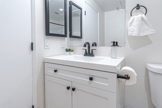 Building Photo - 555 Front St