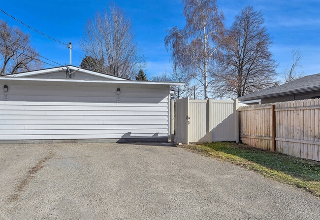 Building Photo - 2113 S Owyhee St