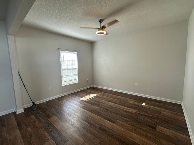 Building Photo - 4 Bedroom 2.5 Bathroom in Winter Haven