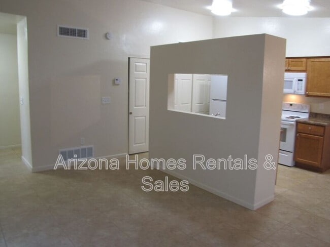 Building Photo - 623 S Kacee Ave