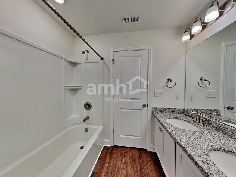 Building Photo - 4402 Erabele Dr