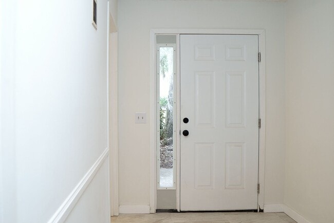 Building Photo - Cozy Two Bedroom Townhouse