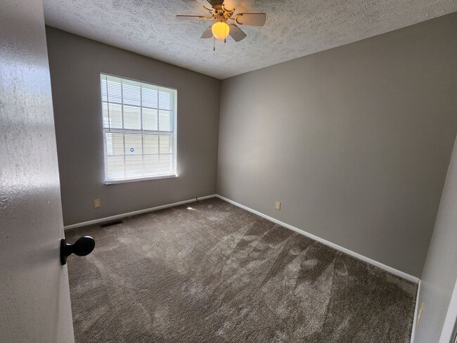 Building Photo - 3 Bedroom Home in Bloomington