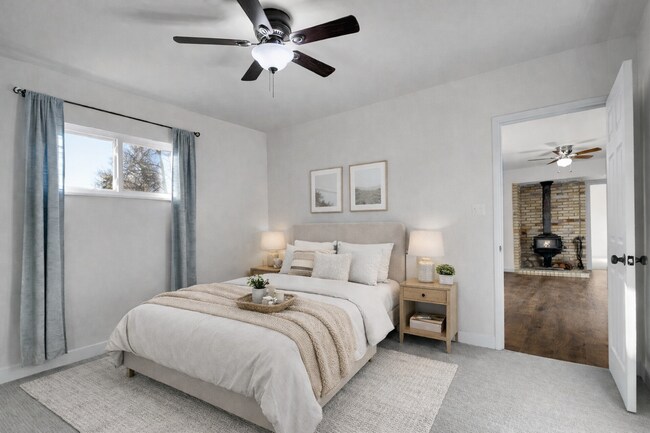 Building Photo - $2,245.95 - $300 OFF - First 2 Months'Rent - 3 Bedrooms, 1.5 Bathrooms, Single Family Home in Aur...