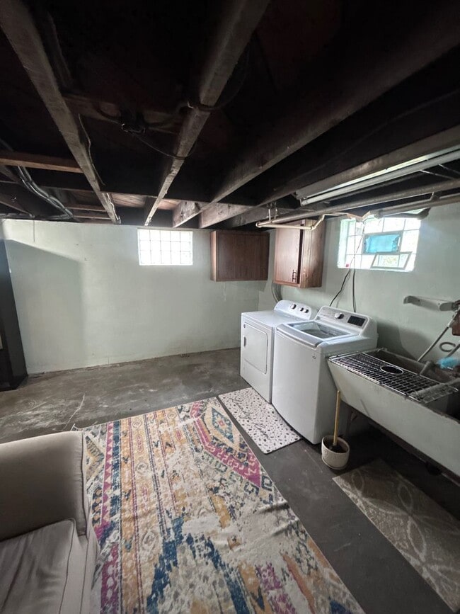 Building Photo - Spacious Single-Family Home w/Sunroom partially finished basment| Pet Friendly | Shaler