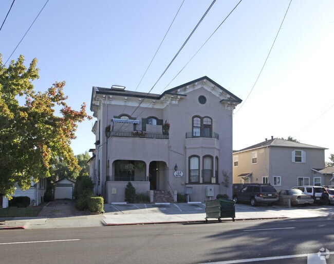 Building Photo - 128 N 10th St
