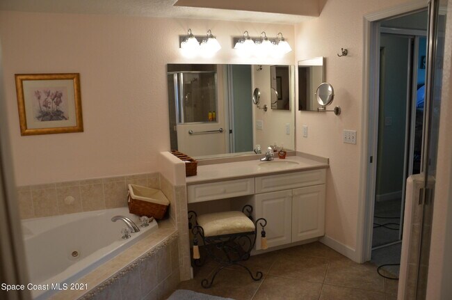 Building Photo - 2065 Jimmy Buffett Mem Hwy