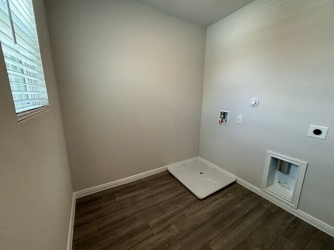 Building Photo - 2242 Dry Moss Way